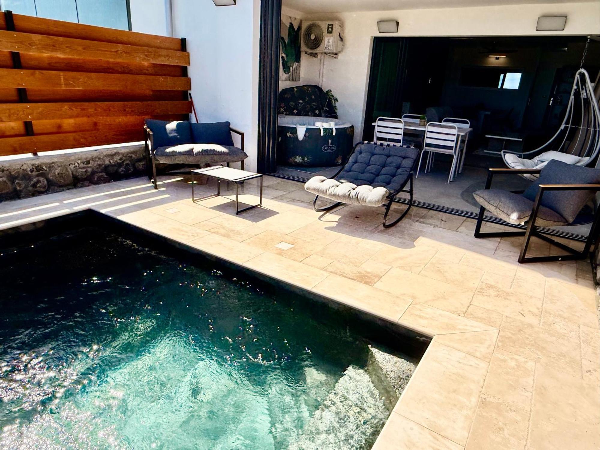 Le Reve Bleu Grand Anse Apartment Petite Île Екстериор снимка